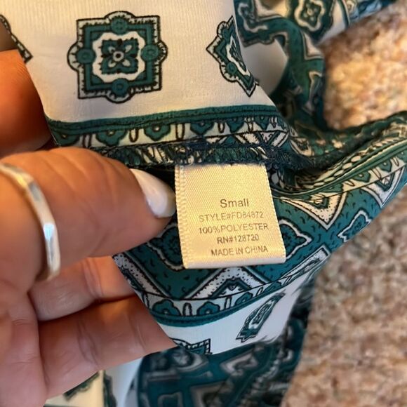 Francesca’s Miami Green and White Retro Split Neck Blouse.  Size Small - Picture 12 of 12